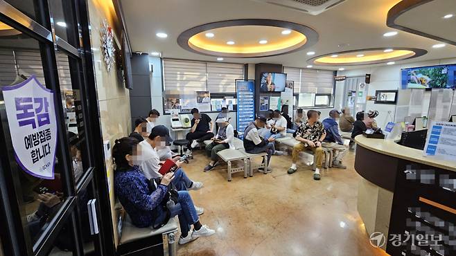 17일 오전 9시께 인천 미추홀구 한 이비인후과에 평일 아침부터 호흡기 질환 환자들이 북적이고 있다. 박기웅기자
