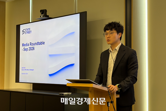 최지욱 스테이트스트리트 마켓 상무가 17일 서울 중구 미래에셋센터원에서 열린 미디어 라운드테이블 발표를 진행하고 있다. 사진=김예찬 기자
