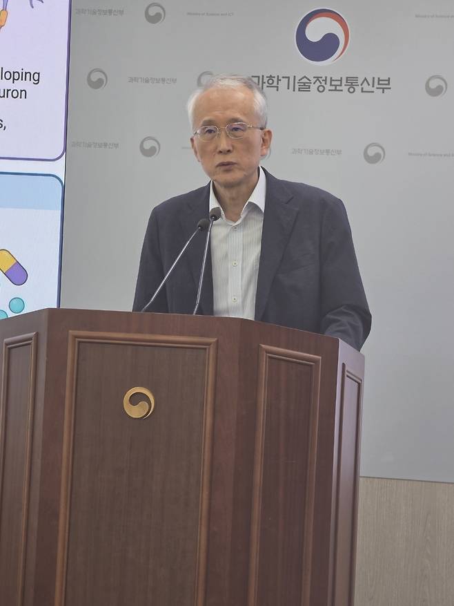 김은준 기초과학연구원(IBS) 시냅스 뇌질환 연구단장이 연구성과에 대해 설명하고 있다.