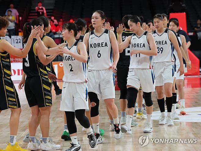 한국 여자 농구, 106-40으로 말레이시아 격파 (나고야=연합뉴스) 임화영 기자 = 18일 일본 나고야 아이치 인터내셔널 아레나에서 열린 2026 아이치·나고야 아시안게임 여자 농구 조별리그 C조 1차전 대한민국과 말레이시아의 경기. 승리한 대한민국 선수들이 기뻐하고 있다. 2026.9.18 hwayoung7@yna.co.kr
