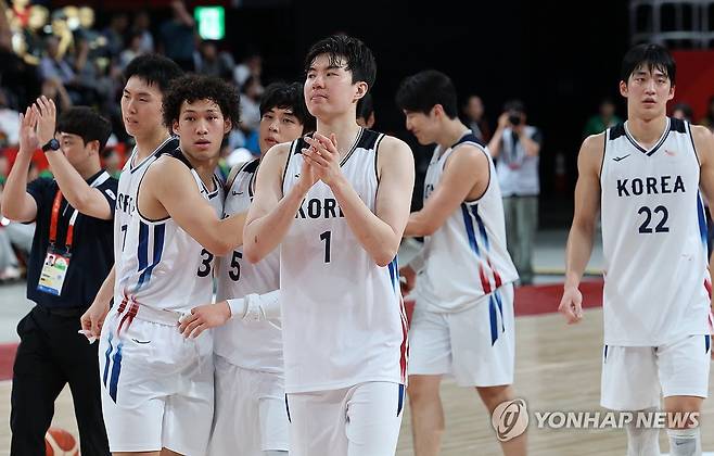 '결승으로 가자' (나고야=연합뉴스) 이동해 기자 = 18일 일본 나고야 아이치 인터내셔널 아레나에서 열린 2026 아이치·나고야 아시안게임 남자 농구 대한민국 대 이란 4강전. 승리한 대한민국 선수들이 인사하고 있다. 2026.9.18 eastsea@yna.co.kr