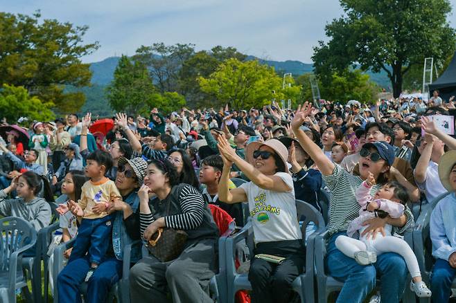 지난해 한껏 축제 분위기에 흥이 오른 관객들의 모습(사진=서산문화재단 제공)