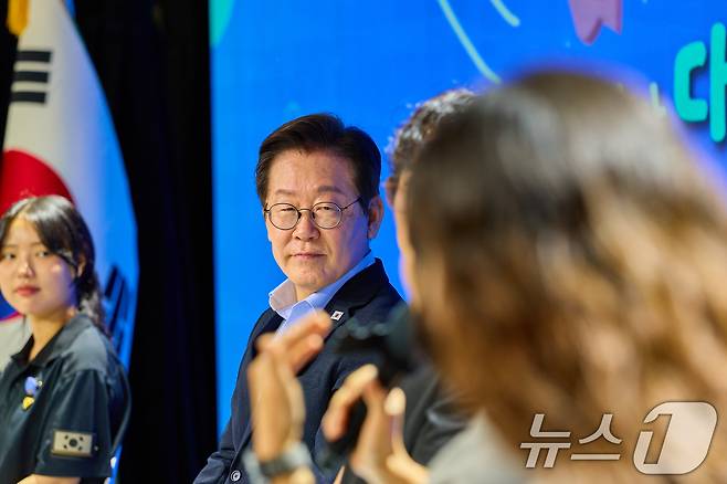 이재명 대통령이 19일 서울 마포구 구름아래 소극장에서 열린 2030 청년 소통·공감 토크콘서트에서 참석자들의 발언을 경청하고 있다. (대통령실 제공. 재판매 및 DB 금지) 2025.9.19 ⓒ 뉴스1 허경 기자
