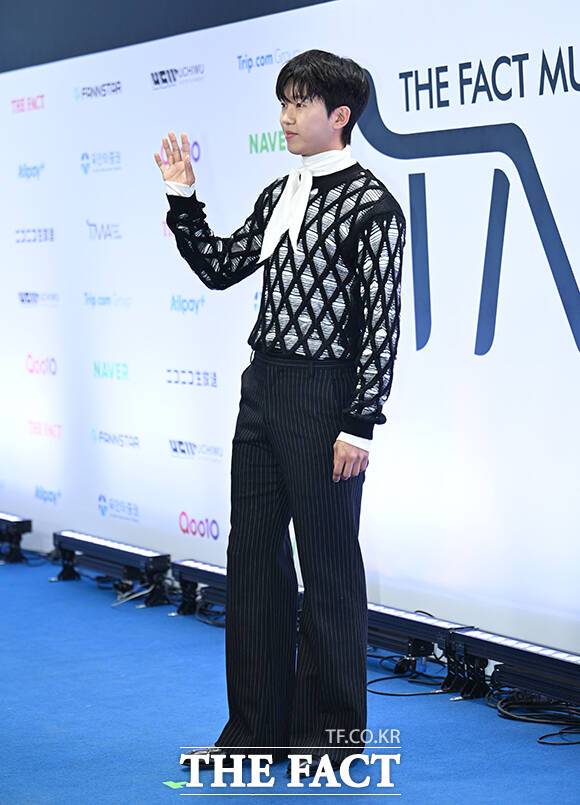 <더팩트>가 주최하고 팬앤스타와 UCW가 주관하는 ‘2026 더팩트 뮤직 어워즈(2026 THE FACT MUSIC AWARDS, TMA)’가 19일 오후 부산 연제구 부산아시아드주경기장에서 열린 가운데 임영웅이 블루카펫을 밟고 있다. /부산아시아드주경기장=박헌우 기자