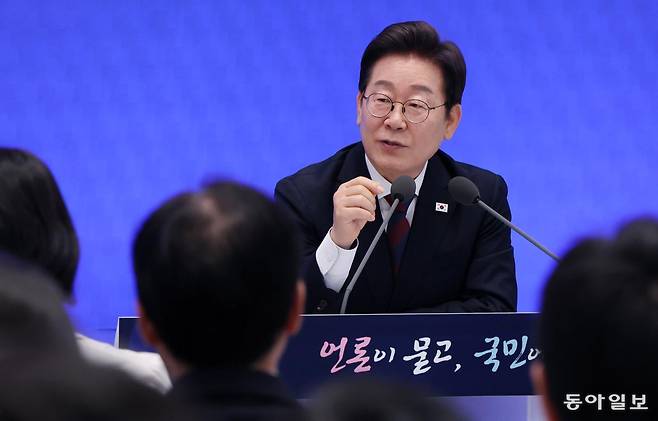 이재명 대통령이 3일 서울 종로구 청와대 영빈관에서 열린 취임 첫 공식 기자회견 ‘대통령의 30일, 언론이 묻고 국민에게 답하다’에 참석해 기자들의 질문에 답하고 있다. 2025.07.03. 송은석 기자 silverstone@donga.com