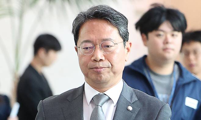 김승원 법무부 장관 후보자가 19일 서울 여의도 국회 소통관에서 기자회견을 마치고 이동하고 있다. 이날 김 후보자는 후보직을 사퇴했다. 뉴시스
