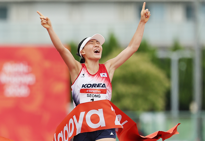 20일 일본 아이치현 안조 스포츠파크에서 열린 2026 아이치·나고야 아시안게임 근대5종 여자 개인 결승 레이저런 경기에서 한국 성승민이 결승선을 통과하며 환호하고 있다. 연합