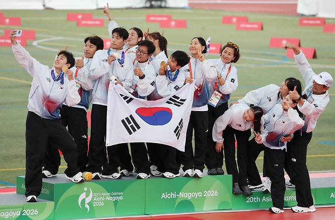 20일 일본 아이치현 안조 스포츠파크에서 열린 2026 아이치·나고야 아시안게임 근대5종 남자 단체 메달세리머니가 끝난 뒤 남녀 대표 선수들이 함께 시상대에 올라 기념촬영을 하고 있다. 연합