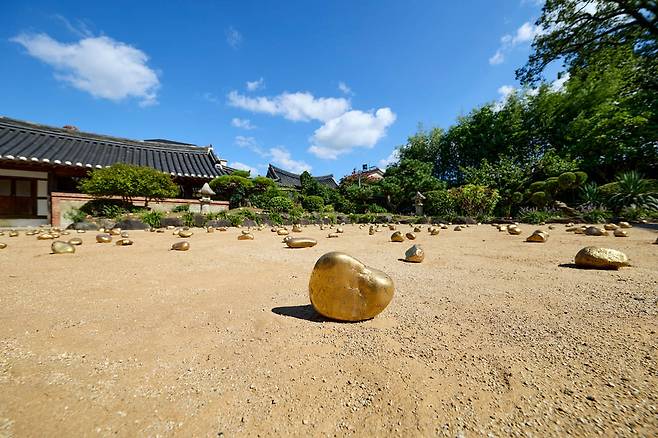 광주비엔날레 카사 와비 파빌리온_보스코 소디 ‘황금비’(Gold Rain) 전시 전경 <조현화랑 제공>
