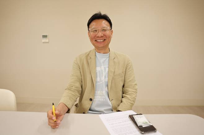 정상진 광주청년미래센터(광주광역시사회서비스원) 총괄센터장이 남도일보와 인터뷰를 하고 웃고 있다. /김성빈 기자 ksb@namdonews.com