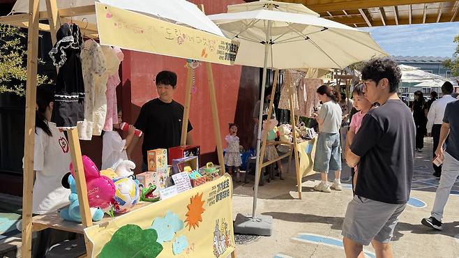 지난 19일 팔복예술공장에서 열린 ‘2026 전주예술놀이축제’ 패밀리 플리마켓에서 한 가족이 판매 물품을 살펴보고 있다. /전현아 기자