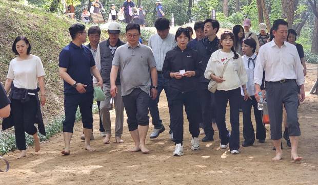 지난 19일 구미 해마루공원에서 열린 '제4회 해마루 걷기 페스타'에서 김장호(오른쪽) 구미시장과 강명구 국회의원, 도·시의원, 기관·단체장 주민들이 숲길을 걸으며 건강과 화합을 다지고 있다. 구미시 제공