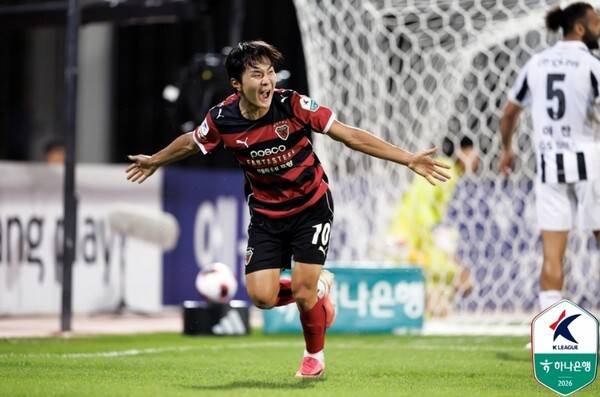 20일 상주시민운동장에서 열린 하나은행 K리그1 2026 30라운드 포항스틸러스와 FC서울과의 홈 경기에서 포항의 두번째골을 터뜨린 황서웅이 기뻐하고 있다. 한국프로축구연맹 제공