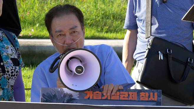 지난 7월29일 청와대 앞 분수대에서 서영철 가습기살균제대참사피해자연대 회장이 “이재명 대통령님, 제 말 좀 들어주세요”라고 외치고 있다. 출판사 아나야 제공