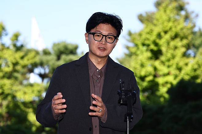 한동훈 무소속 의원이 20일 서울 여의도 국회 의원회관 앞에서 김승원 법무부 장관 후보자 사퇴와 관련한 브리핑을 하고 있다. 김종호 기자