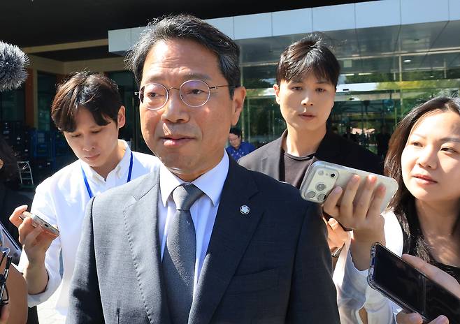 김승원 더불어민주당 의원이 지난 19일 국회 소통관에서 법무부 장관 후보자 사퇴 기자회견을 마친 뒤 떠나고 있다. 연합뉴스