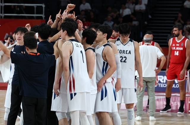 18일 일본 나고야 아이치 인터내셔널 아레나에서 열린 2026 아이치·나고야 아시안게임 남자 농구 대한민국 대 이란 4강전. 77대 51로 승리하며 결승에 진출한 한국 선수들이 기뻐하고 있다. 사진=연합뉴스