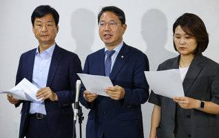 국회 법제사법위원회 소속 더불어민주당 박균택, 김승원 의원과 손솔 진보당 의원(왼쪽부터)이 8월 19일 서울 여의도 법사위 회의실 앞에서 조희대 대법원장의 대법관 후보 임명 제청과 관련해 성명을 발표하고 있다. 뉴스 1