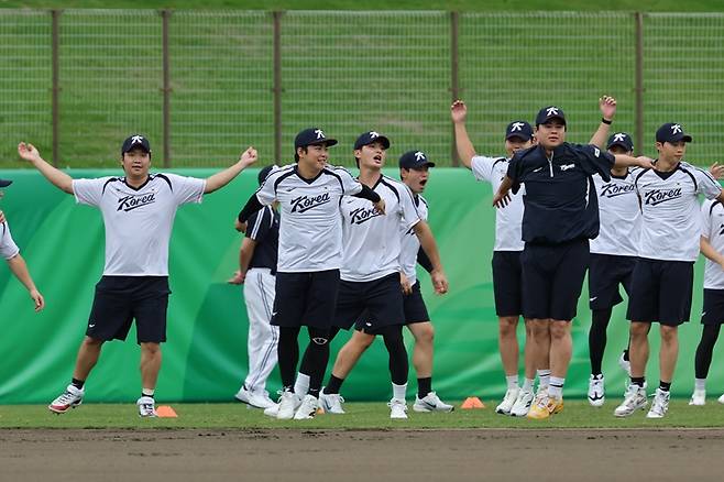류지현 감독이 이끄는 대한민국 야구 대표팀이 20일 일본 오카자키 시민구장 야구장에서 오는 21일 대만과의 2026 아이치·나고야 아시안게임 조별리그 1차전을 앞두고 훈련을 진행했다. 사진 연합뉴스
