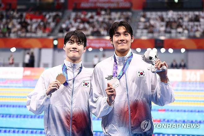 김영범 은, 황선우 동 (도쿄=연합뉴스) 윤동진 기자 = 20일 도쿄 아쿠아틱스 센터에서 열린 2026 아이치·나고야 아시안게임 수영 남자 100m 자유형 결승에서 은메달과 동메달을 획득한 한국 김영범, 황선우가 기념촬영하고 있다. 2026.9.20 mon@yna.co.kr