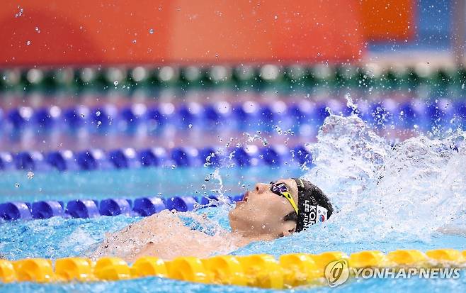 역영하는 이주호 (도쿄=연합뉴스) 윤동진 기자 = 20일 도쿄 아쿠아틱스 센터에서 열린 2026 아이치·나고야 아시안게임 수영 남자 100m 배영 결승. 한국 이주호가 역영하고 있다. 2026.9.20 mon@yna.co.kr
