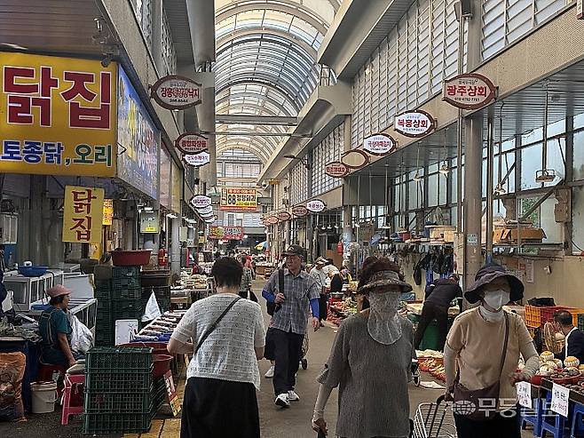 21일 오전 찾은 광주특별시 북구 말바우시장. 대목을 앞두고 명절 음식 재료를 사러 온 시민들의 발걸음이 잇따랐다.