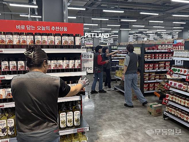 21일 오전 찾은 광주특별시 북구 홈플러스 동광주점. 직원들이 분주하게 추석 식재료 매대를 채우고 있다.