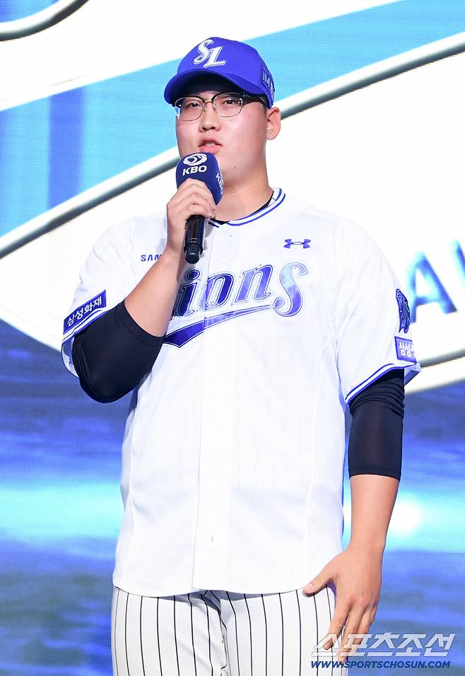 2027 KBO 신인 드래프트가 21일 서울 송파구 롯데호텔 월드 크리스탈볼룸에서 열렸다. 삼성에 1라운드 지명된 광주진흥고 김민훈이 소감을 말하고 있다. 잠실=박재만 기자 pjm@sportschosun.com/2026.09.21/