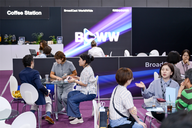 지난 14일부터 16일까지 서울 코엑스에서 개최한 '2026 국제방송영상마켓(BCWW)'에 참여한 기업들이 비즈니스 상담을 하고 있다. 콘진원 제공