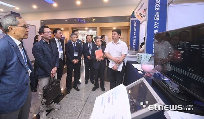 전자신문이 주최하고 국방혁신기술보안협회가 주관한 2026 국방 AX 및 차세대 보안 융합 컨퍼런스가 지난 3일 서울 영등포구 공군호텔에서 열렸다. 강병준 전자신문 대표, 김승주 국방혁신기술보안협회 회장, 정경두 전 국방부 장관 등을 비롯한 참석자들이 전시를 보고 있다. 박지호기자 jihopress@etnews.com