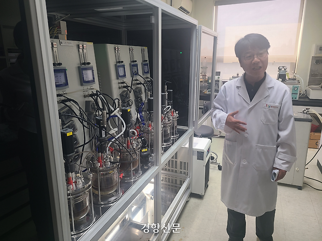 최일동 hy 중앙연구소 신성장팀장이 지난 17일 연구소 내 ‘대장 모사 시스템’ 앞에서 이를 설명하고 있다. 정대연 기자