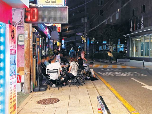 지난 16일 서울 종로구의 한 식당이 인도 위에 테이블과 의자를 깔고 ‘야장(야외 장사)’ 영업을 하고 있다.