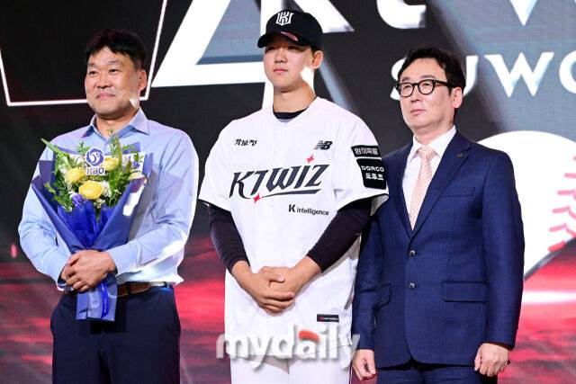 유신고 이승원이 21일 오후 서울 잠실동 롯데호텔 월드 크리스탈볼룸에서 진행된 ‘2027 KBO 신인드래프트’ 1라운드에서 KT로 지명된 뒤 포즈를 취하고 있다./마이데일리