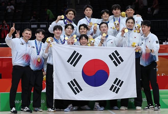 기념촬영하는 남자 농구 대표팀 - 20일 일본 나고야 아이치 인터내셔널 아레나에서 열린 2026 아이치·나고야 아시안게임 남자 농구 시상식. 금메달을 획득한 한국 대표팀이 기념촬영을하고 있다. 2026.9.20 나고야 연합뉴스
