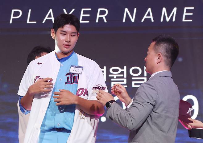 21일 서울 롯데호텔 월드에서 열린 2027 KBO 신인 드래프트. 전체 1순위로 키움 히어로즈의 지명을 받은 부산고 하현승이 유니폼을 받아 입고 있다. 연합뉴스