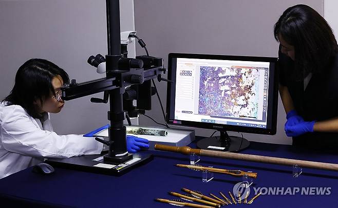 현미경으로 들여다본 '황자화통' (서울=연합뉴스) 진연수 기자 = 21일 서울 종로구 국립고궁박물관에서 국립나주문화연구소 관계자들이 실체현미경을 통해 유물을 확인하고 있다.
국립나주문화연구소는 나주 금성산에서 발견된 화약 무기 '황자화통'을 조사해 몸체에 새겨진 28자의 명문(글자)을 확인했다. '황자화통'은 고려 말~조선 초에 만들어진 소형 화약 무기 실물이자 한국 화기 발달사를 새롭게 쓸 보물급 자료로 평가된다. 2026.9.21 jin90@yna.co.kr