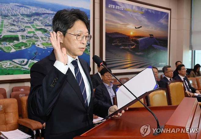 홍지선 국토교통부 장관 후보자 인사청문회 선서 (서울=연합뉴스) 이동해 기자 = 홍지선 국토교통부 장관 후보자가 16일 국회에서 열린 인사청문회에서 선서하고 있다. 2026.9.16 eastsea@yna.co.kr