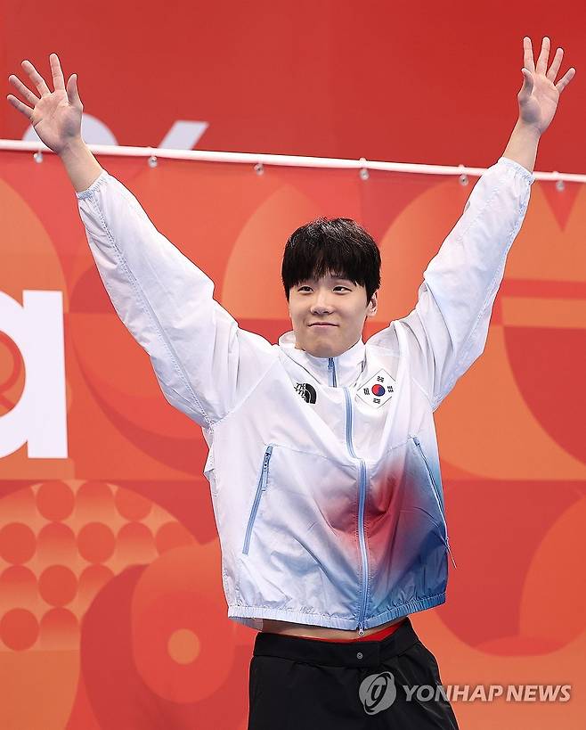 손흔드는 지유찬 (도쿄=연합뉴스) 윤동진 기자 = 21일 도쿄 아쿠아틱스 센터에서 열린 2026 아이치·나고야 아시안게임 수영 남자 50m 개인 자유형 결승. 동메달을 획득한 한국 지유찬이 손을 흔들고 있다. 2026.9.21 mon@yna.co.kr
