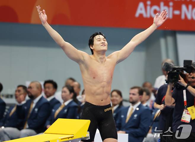 21일 도쿄 아쿠아틱스 센터에서 열린 2026 아이치·나고야 아시안게임 남자 50m 자유형 결승전에서 금메달을 획득한 김영범이 환호하고 있다. 2026.9.21 ⓒ 뉴스1 김민지 기자