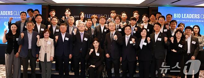 이영섭 뉴스1 대표인사를 비롯한 참석자들이 22일 서울 중구 더그랜드롯데 서울 호텔에서 열린 '제29회 바이오리더스클럽 2026에서 기념촬영을 하고 있다. 앞줄 왼쪽부터 김진선 국가신약개발사업단 대외협력팀장, 김권 셀비온 대표, 오근희 신라젠 상무, 박영민 국가신약개발사업단 단장, 이대표이사, 이소희 국민의힘 의원, 김상봉 서울지방식품의약품안전청장, 조용준 동구바이오제약 회장, 송영주 법무법인 태평양 고문, 황세희 제이엔피메디 전무, 강병준 대신증권 IPO 1본부 차장. ⓒ 뉴스1 구윤성 기자