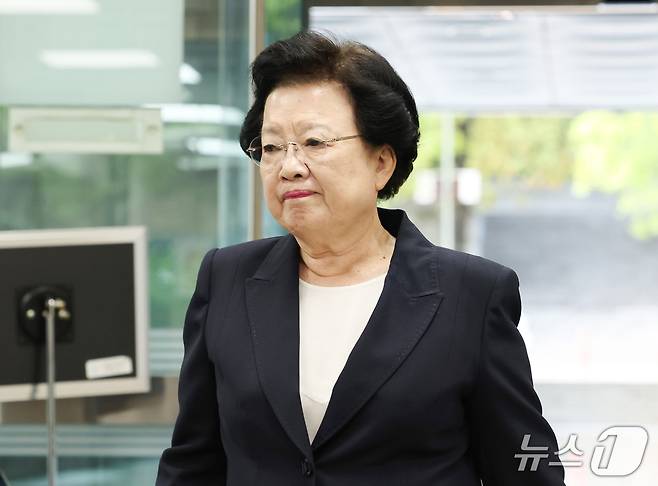 이배용 전 국가교육위원장이 22일 서울 서초구 서울중앙지법에서 열린 선고공판에 출석하고 있다. 이 전 국가교육위원장은 김건희 여사에게 임명 청탁과 함께 265만원 상당 금거북이와 세한도 복제품을 전달한 혐의를 받고 있다. (공동취재) 2026.9.22 ⓒ 뉴스1 이종수 기자