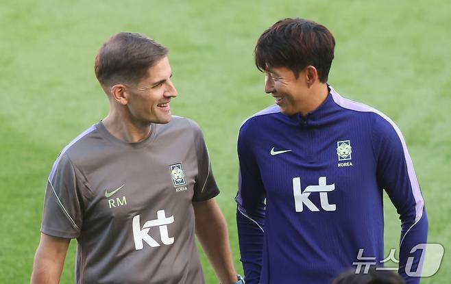로베르트 모레노 한국 축구대표팀 감독과 손흥민이 22일 충남 천안시 서북구 코리아풋볼파크에서 열린 오픈트레이닝에서 이야기를 나누고 있다. 2026.9.22 ⓒ 뉴스1 김영운 기자