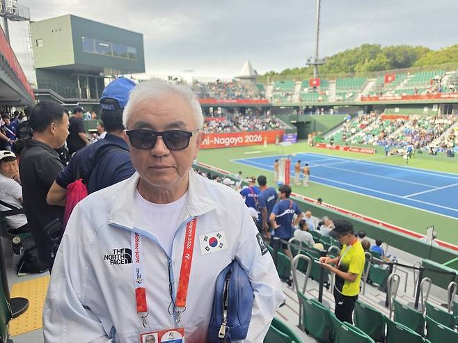 주원홍 대한테니스협회 회장이 아이치-나고야 아시안게임 한국 선수단 부단장을 맡아 21일 정구 경기가 열린 히가시야마코엔 테니스센터를 찾아 한국 선수들을 격려했다.