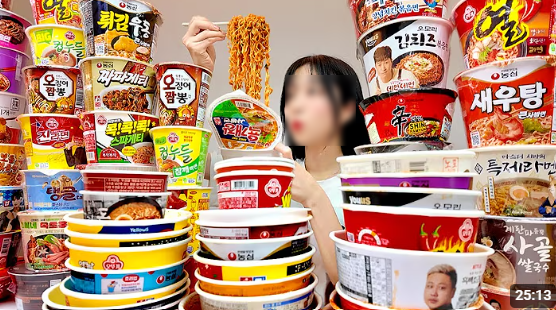 컵라면을 쌓아두고 먹는 유튜버 모습. 유튜브 캡처