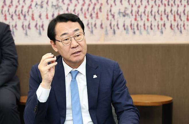정명근 화성특례시장이 22일 AI 디지털 헬스케어 사업 업무협약식에서 인공지능(AI) 기반 시민 건강관리 서비스 추진 방향에 대해 발언하고 있다. 화성시 제공