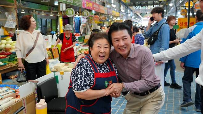 이준배 국민의힘 세종을 당협위원장(오른쪽)이 시장 상인을 만나 인사를 나누고 있다. 국민의힘 세종시당 제공