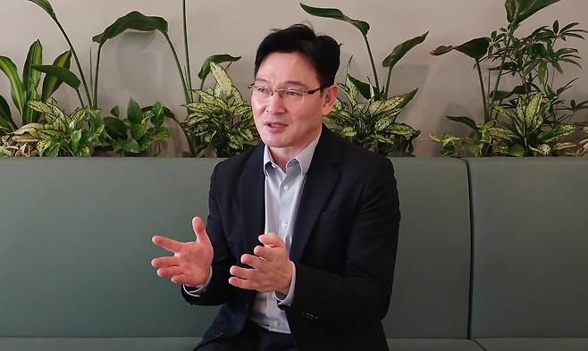 표영대 키움증권 연금플랫폼본부장이 16일 동아일보와 인터뷰를 하고 있다. 표 본부장은 “퇴직연금은 장기 투자 상품인 만큼 일시적인 시장 변동성에 흔들려 상품을 샀다 팔았다 해서는 안 된다”고 강조했다. 키움증권 제공