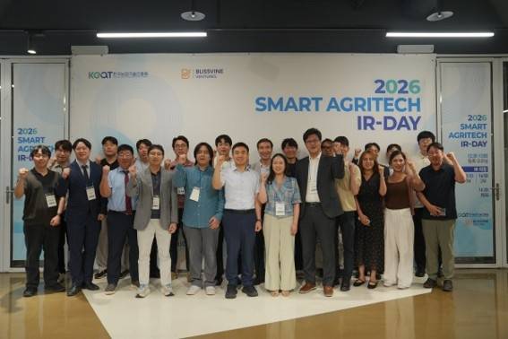 서울 코엑스 스타트업 브랜치에서 열린 ‘2026 SMART AGRITECH’ IR-DAY 참여기업과 관계자들이 기념촬영을 하고 있다. (사진 제공= 블리스바인벤처스)
