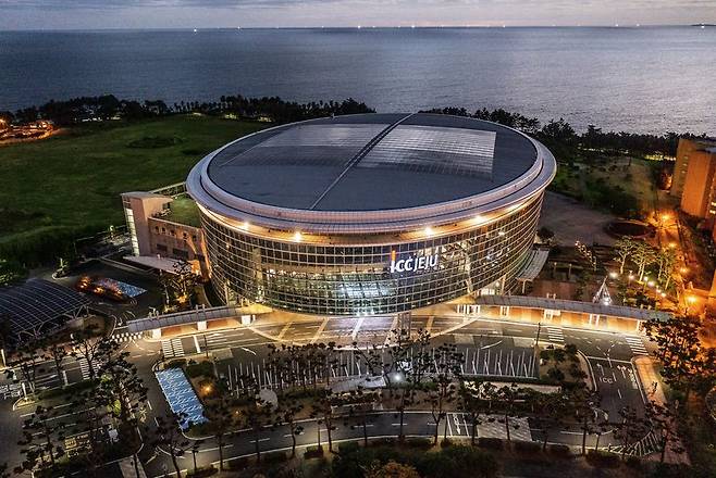 제주 서귀포시 중문관광단지에 위치한 제주국제컨벤션센터(ICC JEJU) 전경. 제주도는 글로벌 AI 허브 유치 과정에서 국제회의 개최 경험과 회의·숙박 인프라, 재생에너지 기반 AI 실증환경 등을 제주형 유치 논리로 구체화해야 한다. 사진=ICC JEJU 제공