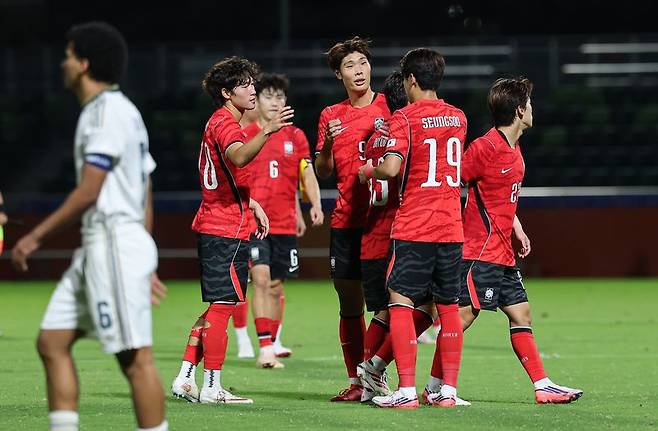 22일 오후 일본 나고야 미즈호 파크 럭비 필드에서 열린 2026 아이치·나고야 아시안게임 남자축구 D조 예선 대한민국과 사우디아라비아의 경기, 대한민국 선수들이 2대0 승리 후 기쁨을 나누고 있다. 뉴스1